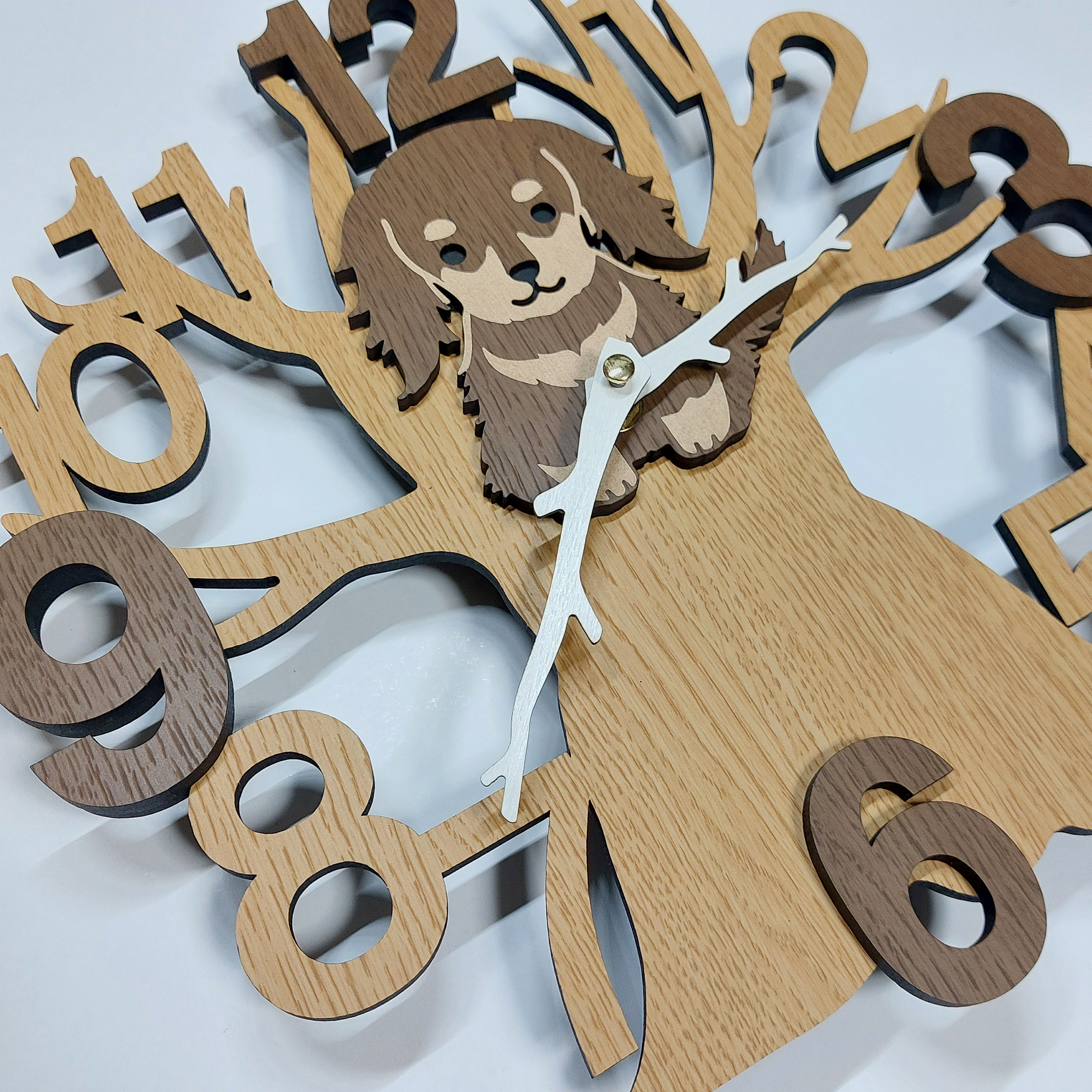 【期間限定値下げ3000円引き】名入れ・文字入れ　木とワンちゃん　3Dデザイン 静音壁掛け時計　ダックスフンド　茶色