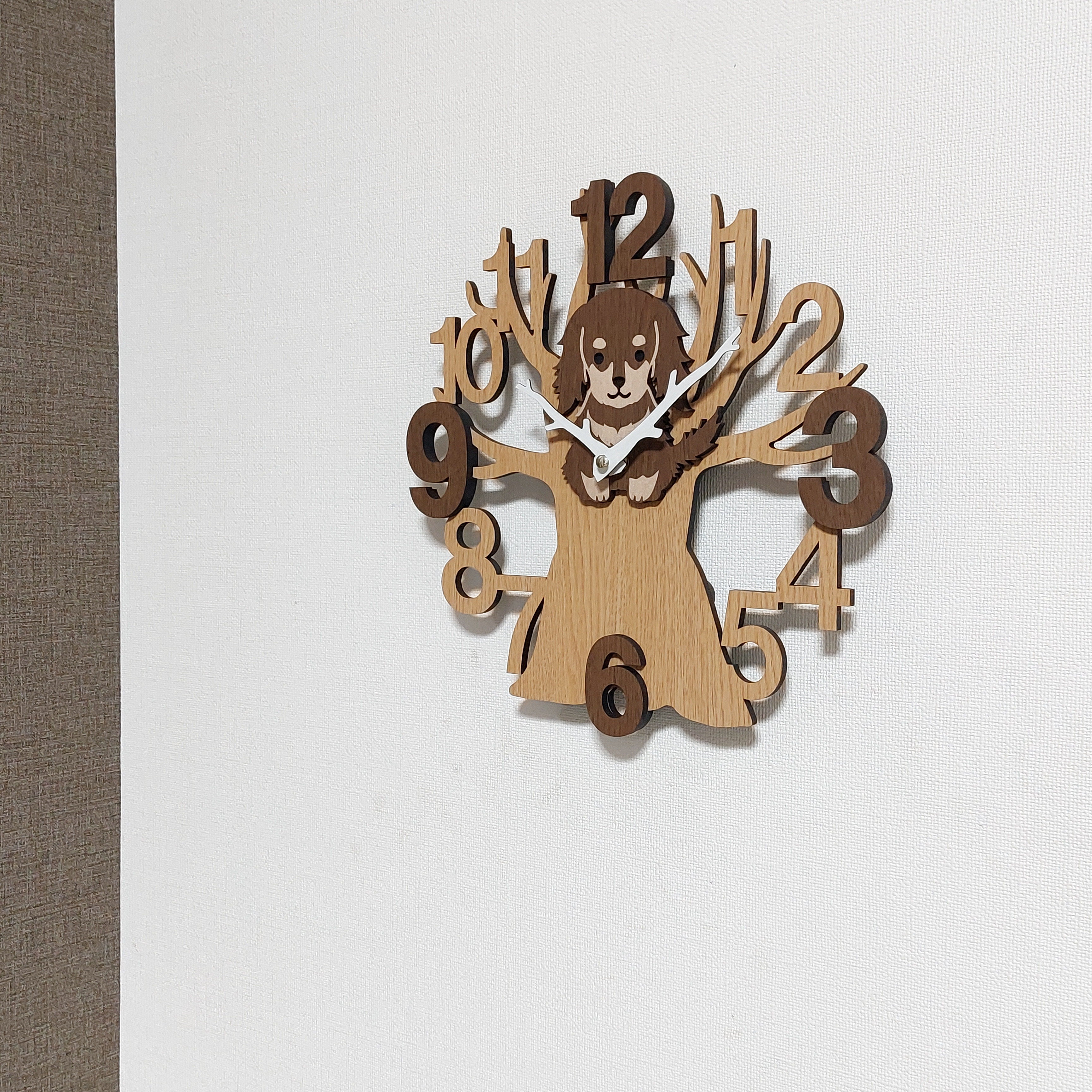 【期間限定値下げ3000円引き】名入れ・文字入れ　木とワンちゃん　3Dデザイン 静音壁掛け時計　ダックスフンド　茶色