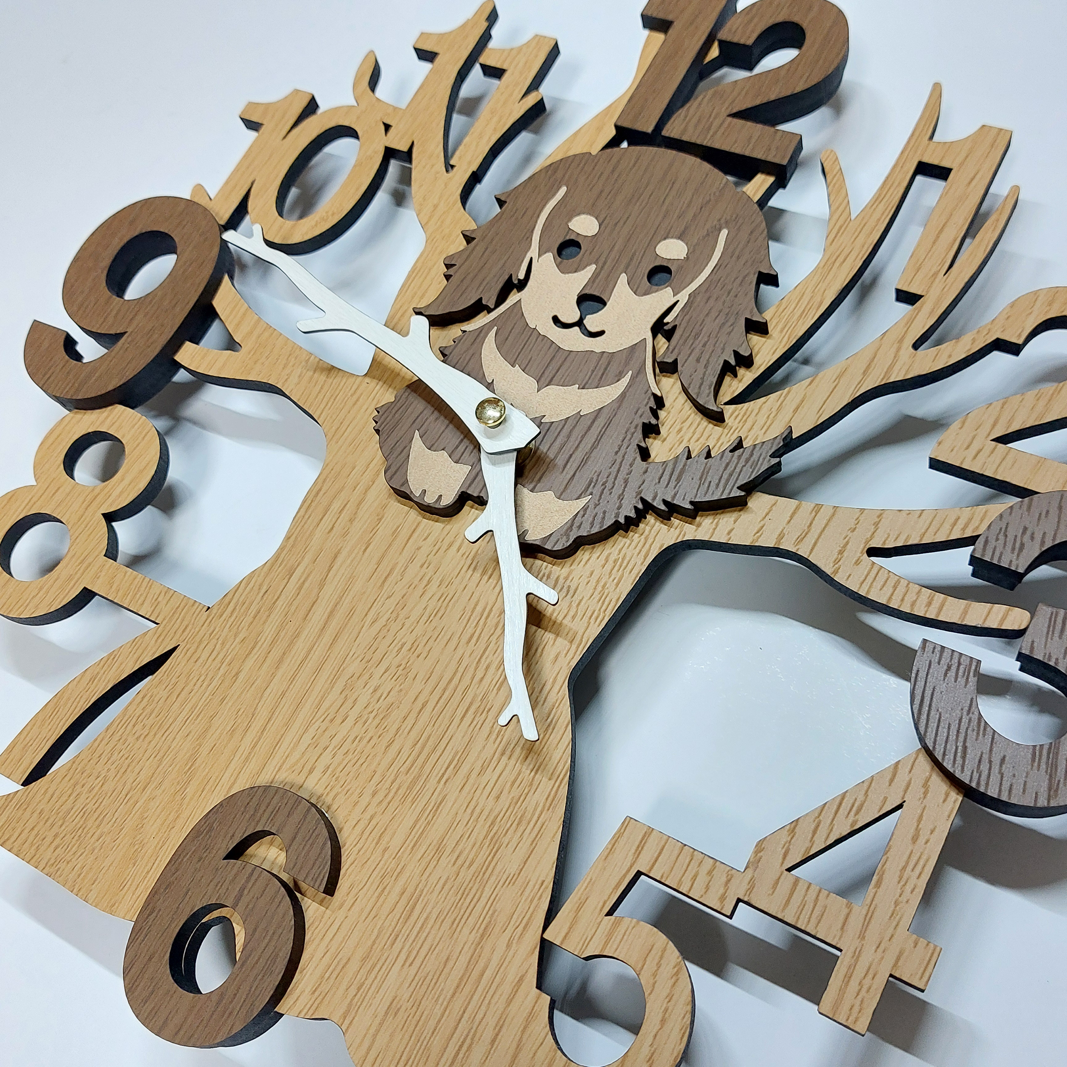 【期間限定値下げ3000円引き】名入れ・文字入れ　木とワンちゃん　3Dデザイン 静音壁掛け時計　ダックスフンド　茶色