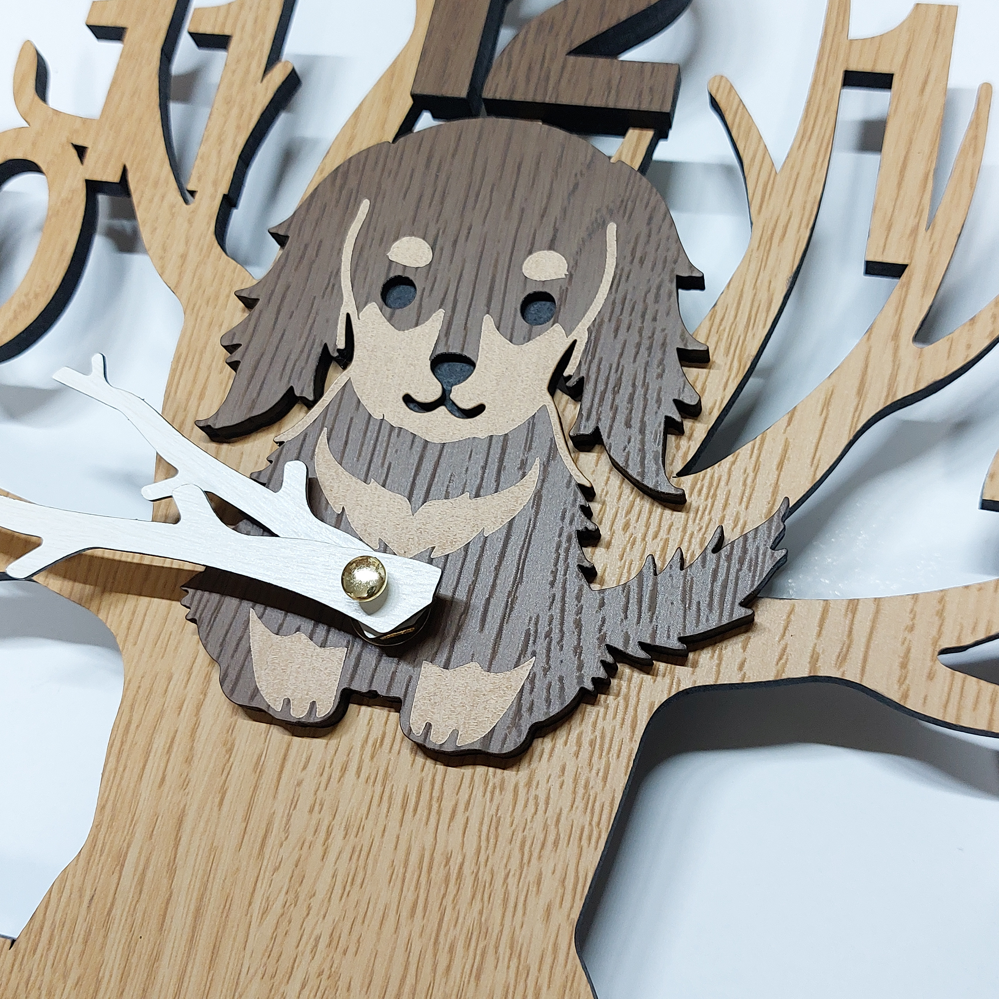 【期間限定値下げ3000円引き】名入れ・文字入れ　木とワンちゃん　3Dデザイン 静音壁掛け時計　ダックスフンド　茶色