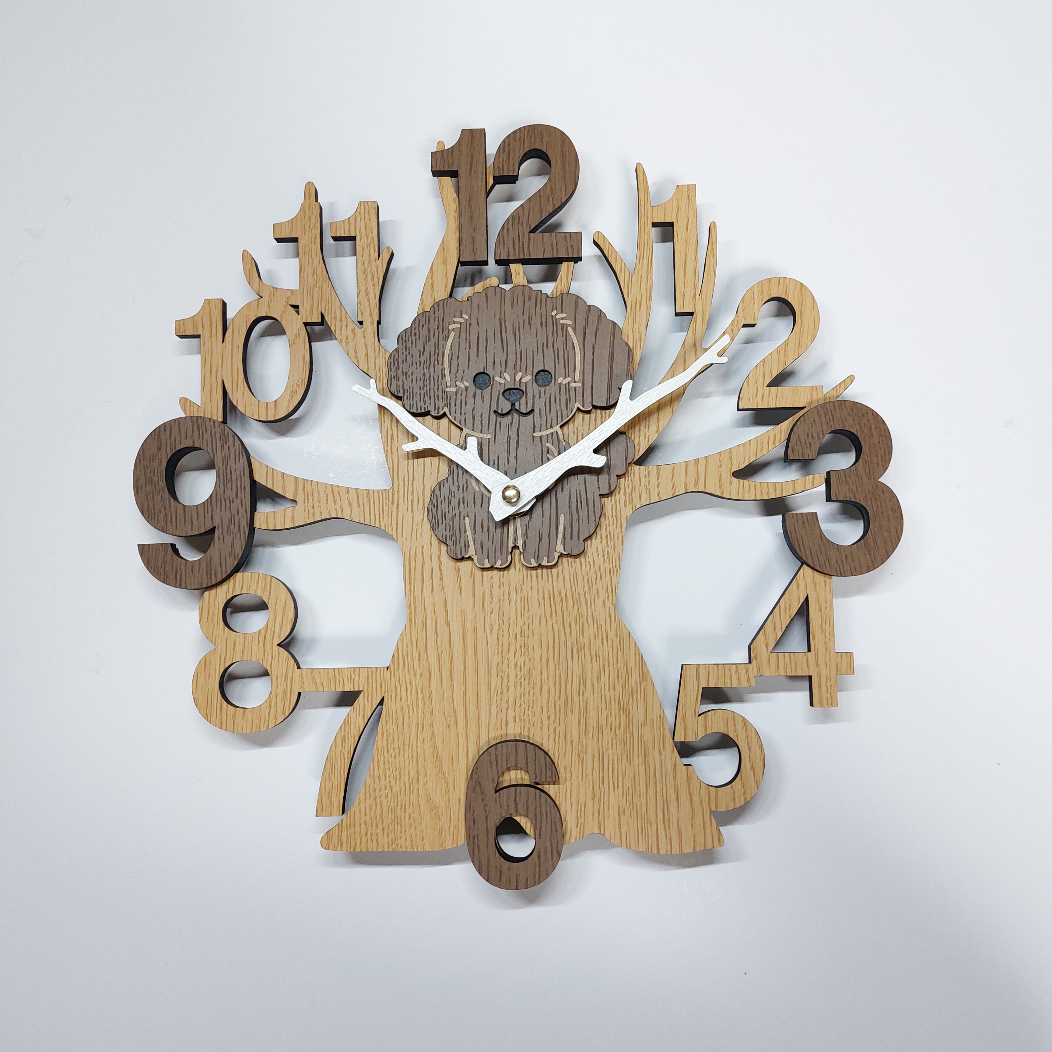 【期間限定値下げ3000円引き】名入れ・文字入れ　木とワンちゃん　3Dデザイン 静音壁掛け時計　トイプードル　茶色