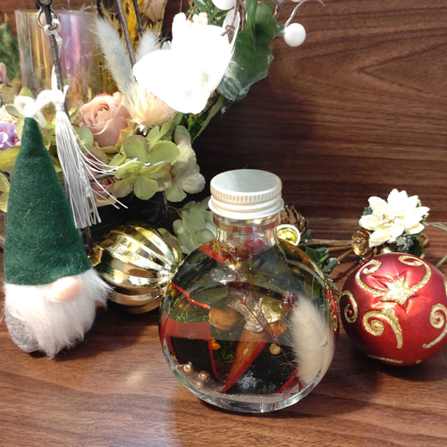 小さなクリスマスを瓶の中に － ツリーを閉じ込めたハーバリウム