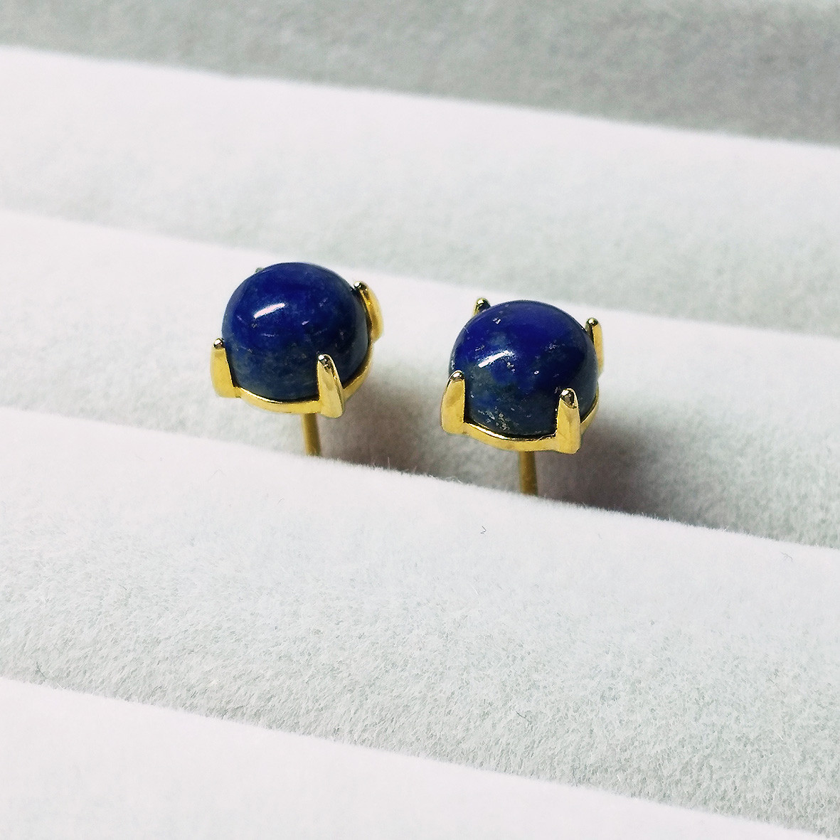 美しい瑠璃色。 大粒(6mm) ラピスラズリのピアス　　[送料無料]