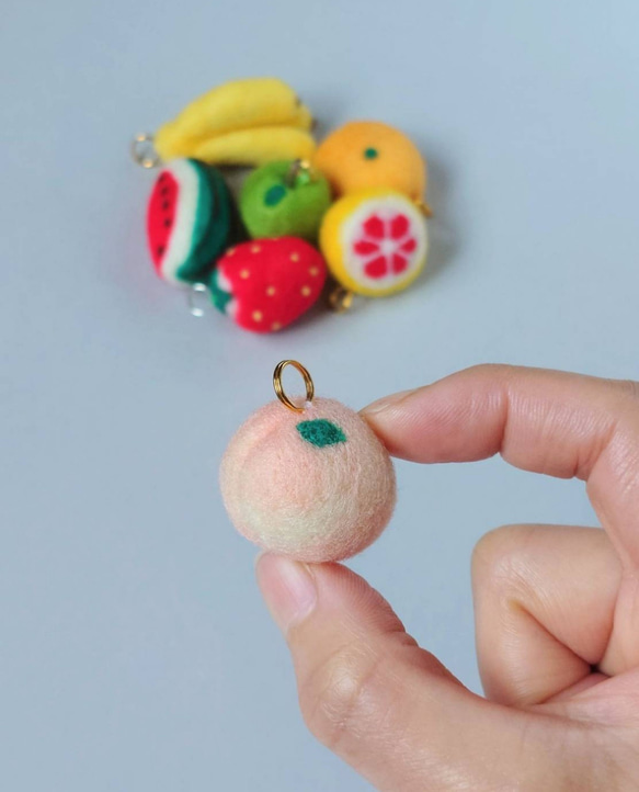 ミニマム果物】ころころとした桃＊羊毛フェルトのプチかわキーホルダー