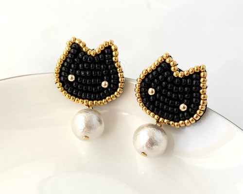揺れるパール 黒猫 ビーズ刺繍 ピアス/イヤリング イヤリング