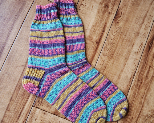 40%OFF 手編みの靴下 水色×ピンク サイズ24cm(表示価格は値下げ済