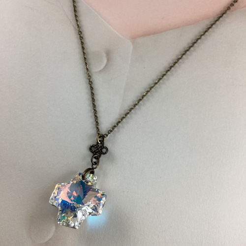 スワロフスキー#6866、20mmクロス型ペンダント〜クリスタルオーロラ  