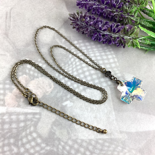 スワロフスキー#6866、20mmクロス型ペンダント〜クリスタルオーロラ  