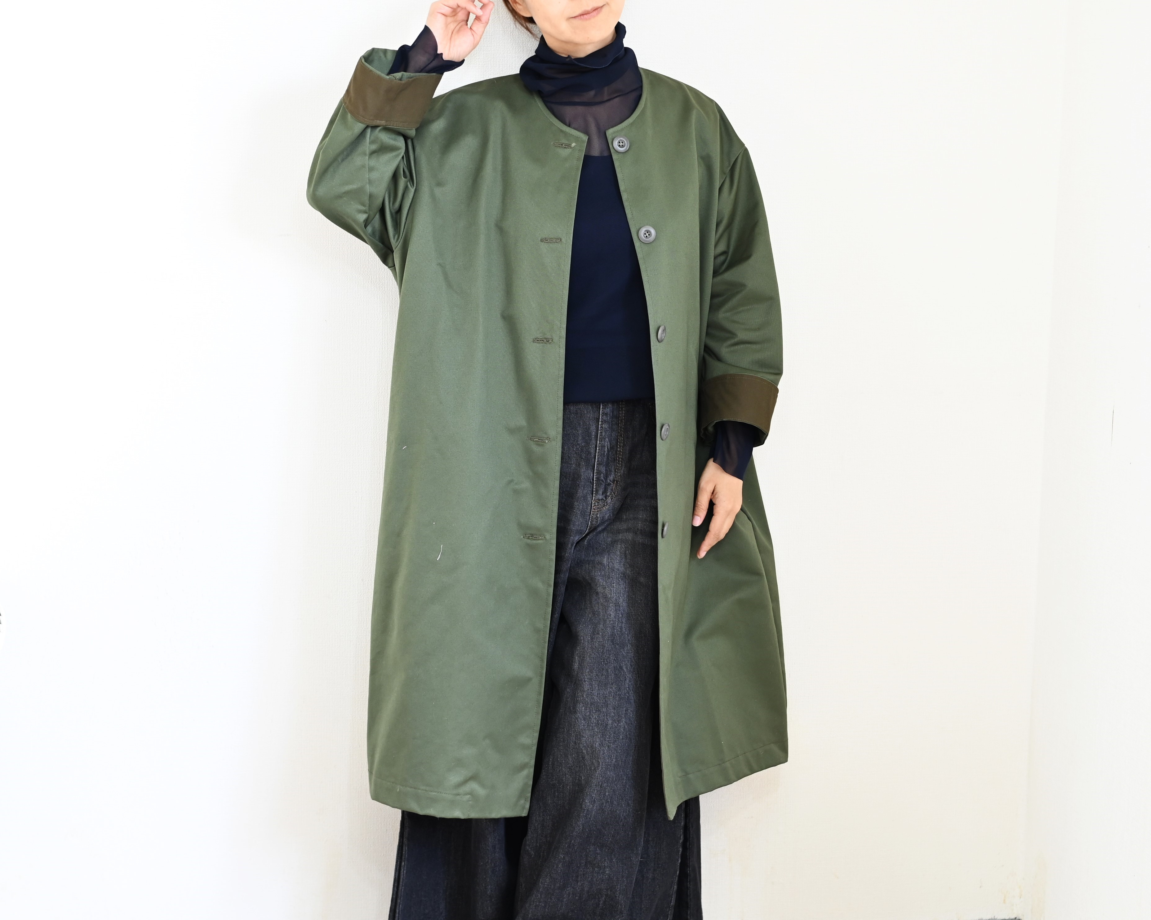 ボクシーシルエットのコート：オリーブ