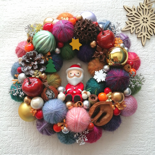カラフルでにっこり☆毛糸玉のクリスマスリース〜お座りサンタ カラフルでにっこり☆毛糸玉のクリスマスリース〜お座りサンタ