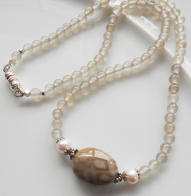グレージュカラーのネックレス