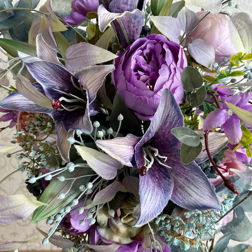 シックで落ち着いた雰囲気の豪華なアートフラワーアレンジメント