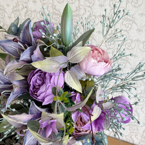 シックで落ち着いた雰囲気の豪華なアートフラワーアレンジメント