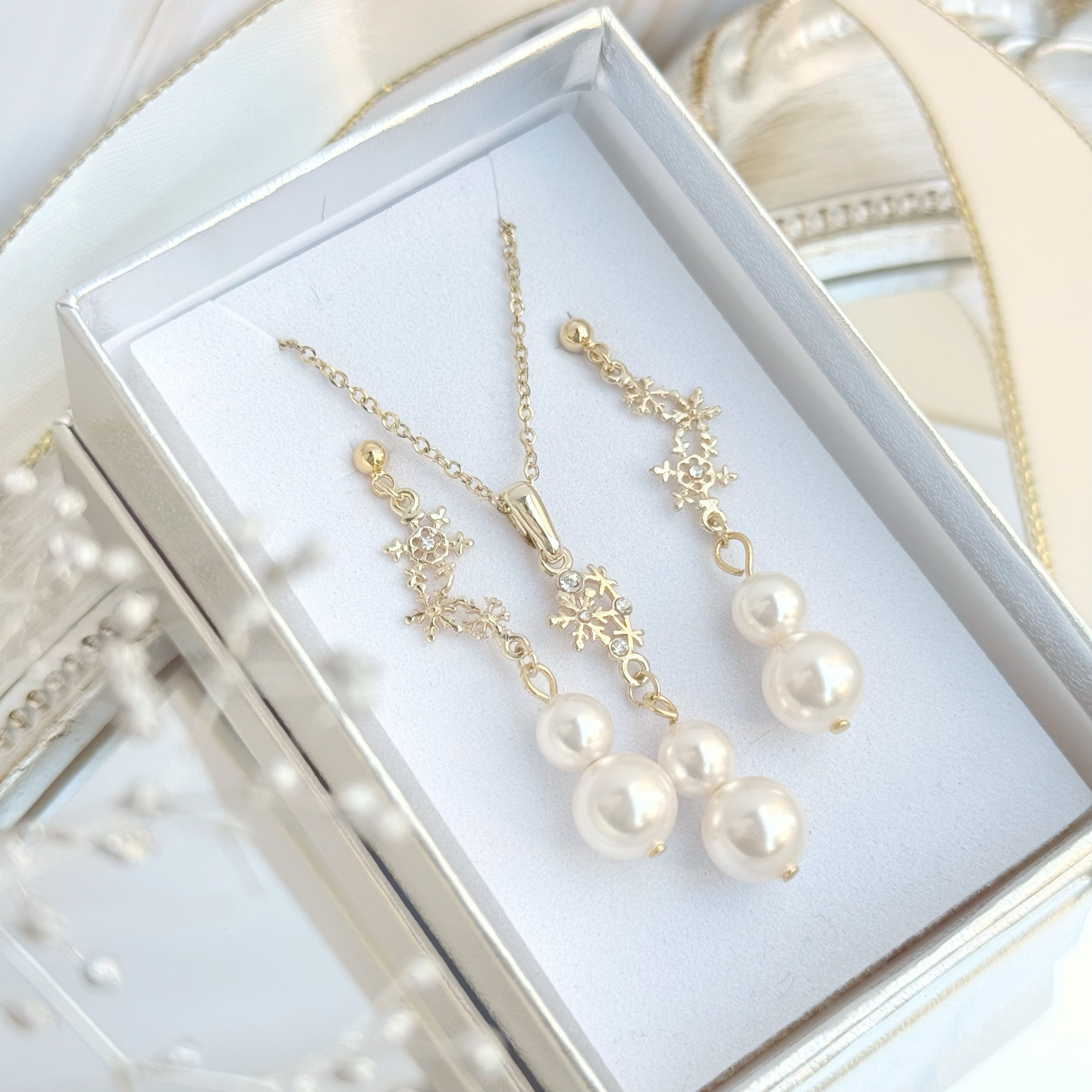 【ホリデーボックス】クリスタルパールの小さな雪だるまピアスorイヤリング&ネックレス　サージカルステンレス