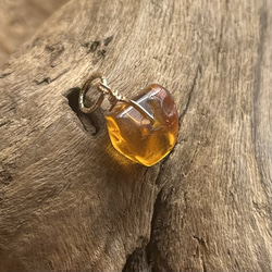 118 ブルーアンバー　14kgf　アンバー　琥珀　ネックレス　チャーム 3枚目の画像