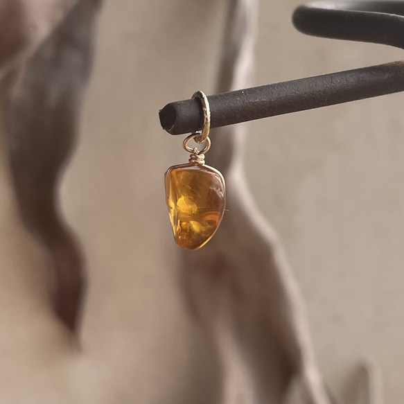 118 ブルーアンバー　14kgf　アンバー　琥珀　ネックレス　チャーム 9枚目の画像