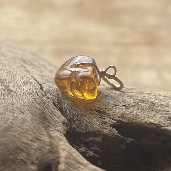 118 ブルーアンバー　14kgf　アンバー　琥珀　ネックレス　チャーム 4枚目の画像