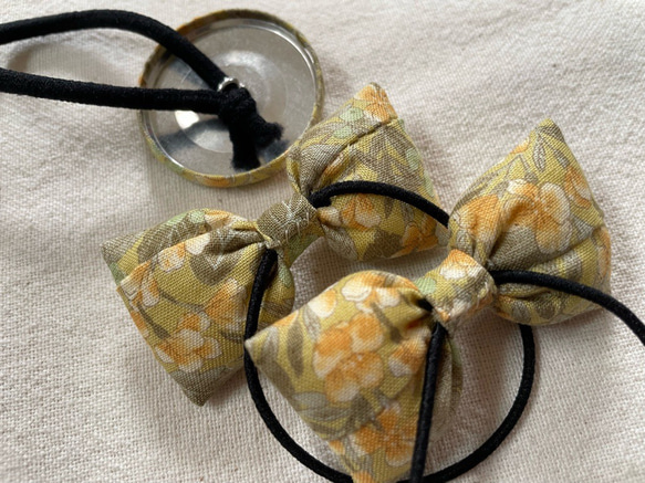 【送料無料】お揃いヘアゴム（黄色/花柄）小リボン&くるみボタンセット 4枚目の画像