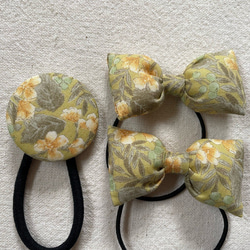 【送料無料】お揃いヘアゴム（黄色/花柄）小リボン&くるみボタンセット 2枚目の画像