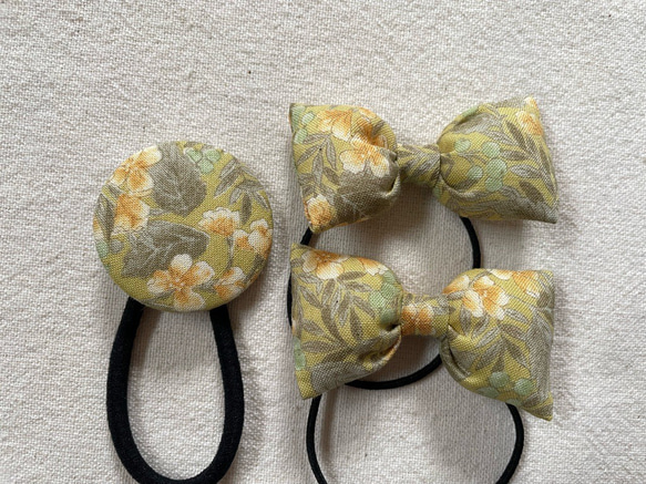 【送料無料】お揃いヘアゴム（黄色/花柄）小リボン&くるみボタンセット 2枚目の画像