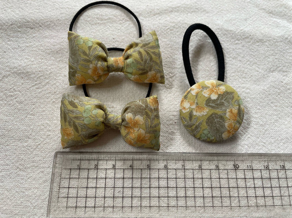 【送料無料】お揃いヘアゴム（黄色/花柄）小リボン&くるみボタンセット 3枚目の画像