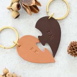 クリスマス早割中♪イタリア革の名入れが嬉しいニコイチハートのキーホルダー 真鍮金具 3枚目の画像