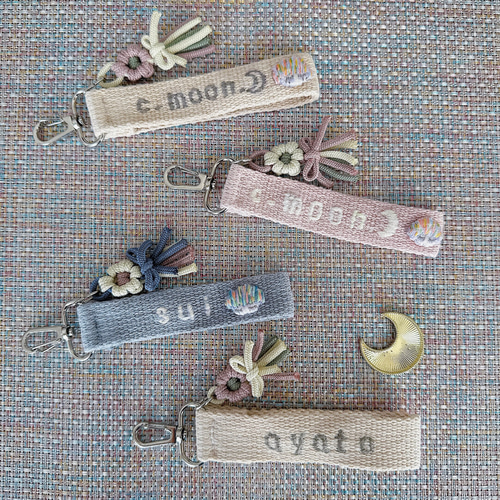【即購入◎】名前 オーダー 名入れ刺繍キーホルダー バッグチャーム ネームタグ 即購入◎】名前 オーダー 名入れ刺繍キーホルダー バッグ