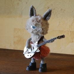 桃パンの一つ目うさぎちゃん＋ギター（Mサイズ） あみぐるみ knit'n