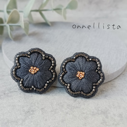 大人可愛い チャコール グレー の お花 ビーズ刺繍 ピアス