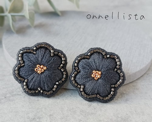 大人可愛い チャコール グレー の お花 ビーズ刺繍 ピアス