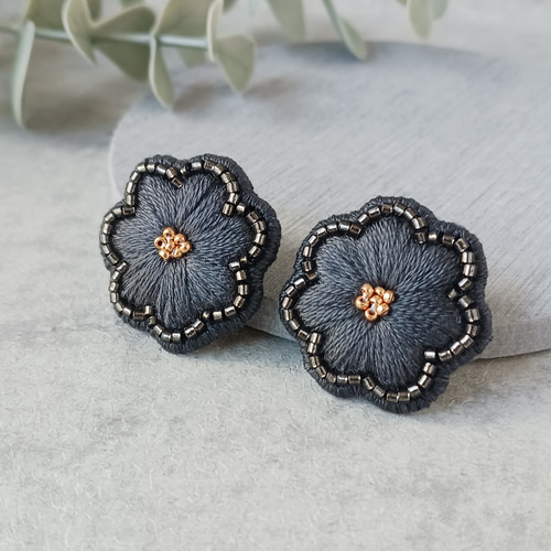 大人可愛い チャコール グレー の お花 ビーズ刺繍 ピアス