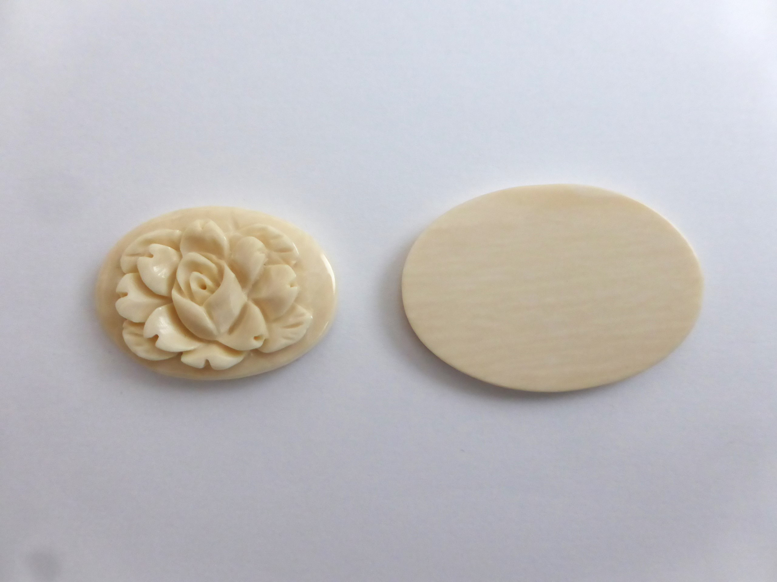 本象牙 薔薇彫りのオーナメント 台座付き