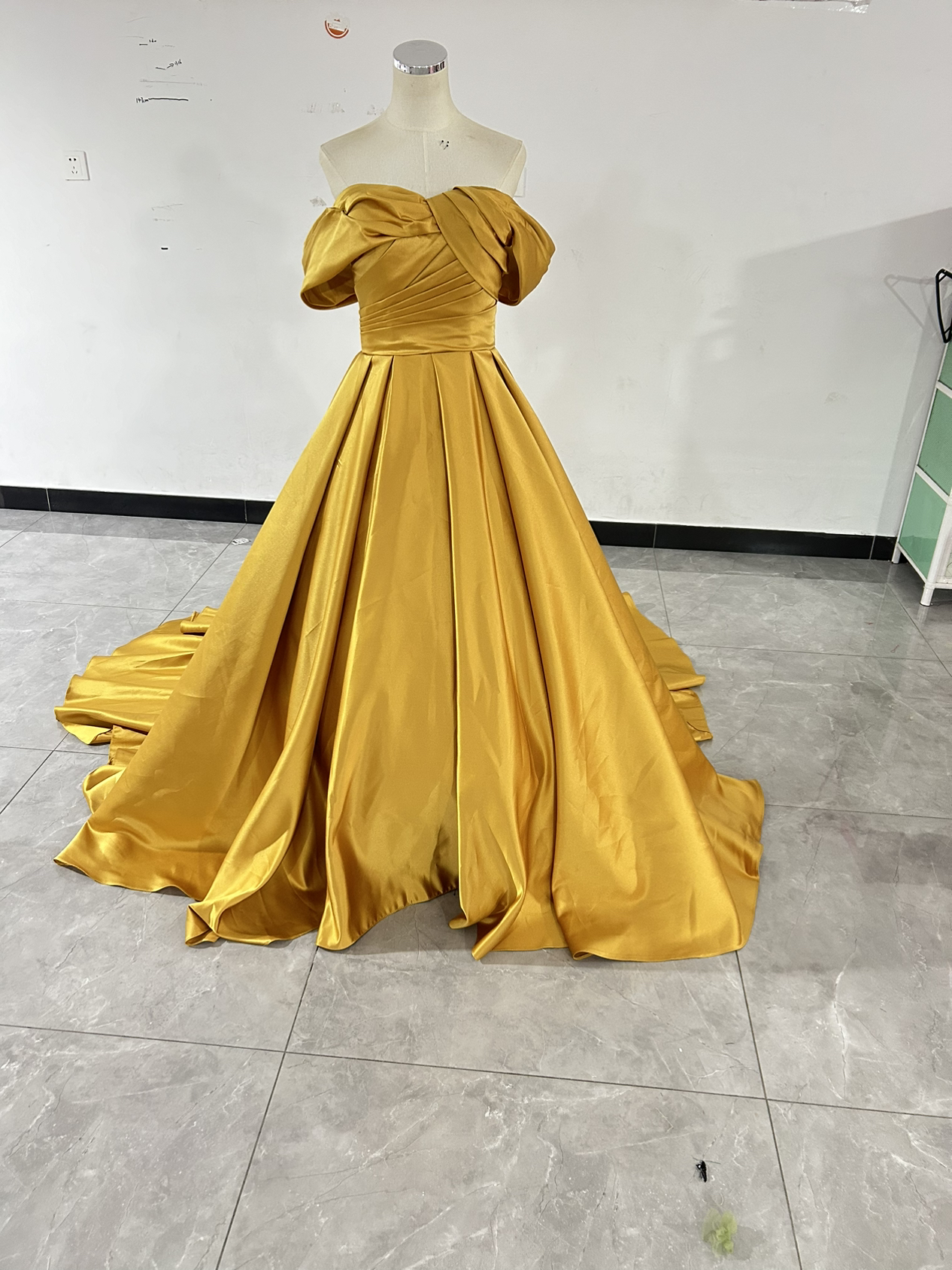 カラードレス イエロー オフショルダー 光沢サテン 編み上げ Aライン 披露宴