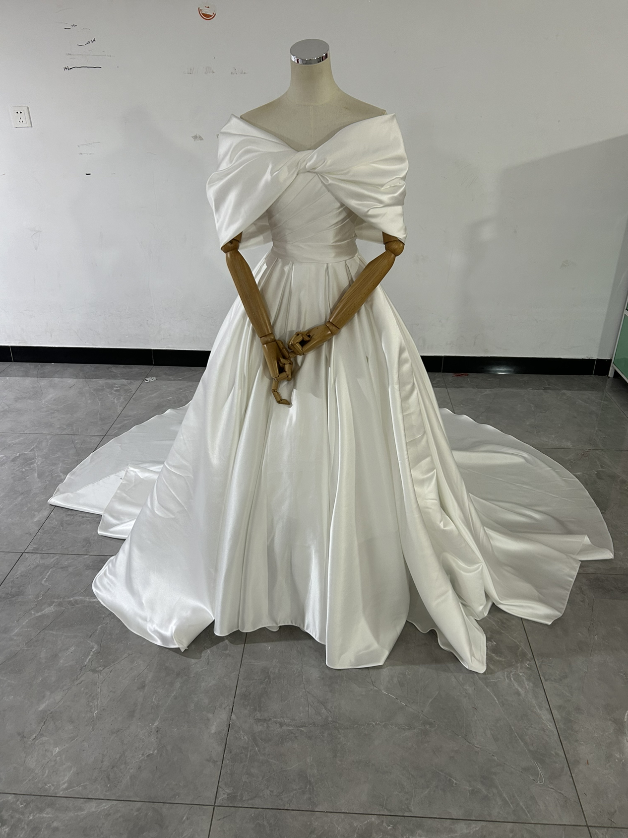 ウェディングドレス 光沢サテン 取り外しオフショルダー 取り外し袖 編み上げ ロングトレーン 拳式