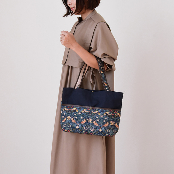 《特集掲載》A4トートバッグ モリス×倉敷帆布 ウイリアムモリス 帆布 本革 a4が入るトートバッグ ストロベリーシーフ 5枚目の画像