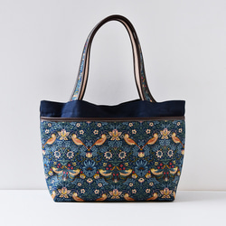 《特集掲載》A4トートバッグ モリス×倉敷帆布 ウイリアムモリス 帆布 本革 a4が入るトートバッグ ストロベリーシーフ 2枚目の画像