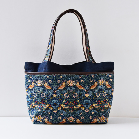 《特集掲載》A4トートバッグ モリス×倉敷帆布 ウイリアムモリス 帆布 本革 a4が入るトートバッグ ストロベリーシーフ 2枚目の画像