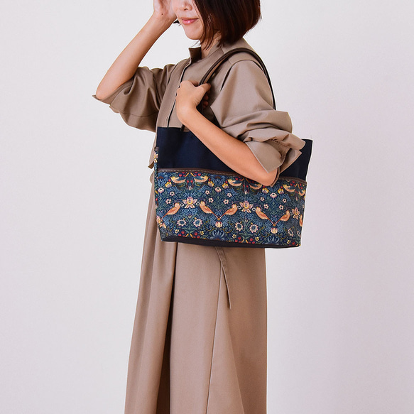 《特集掲載》A4トートバッグ モリス×倉敷帆布 ウイリアムモリス 帆布 本革 a4が入るトートバッグ ストロベリーシーフ 6枚目の画像