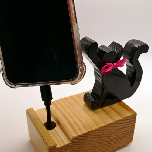手作りのスマホ置き ちょこ】ネコちゃんが片手でひょいとスマホを支え
