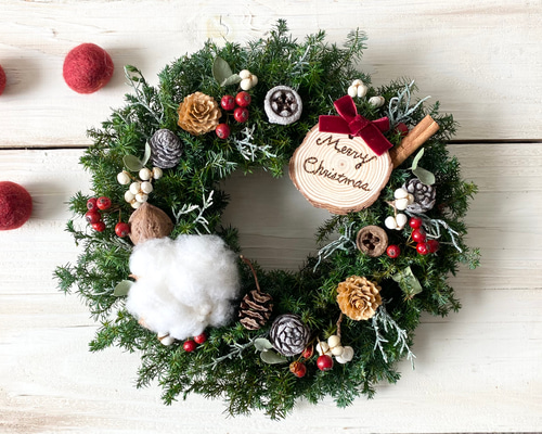 葉っぱがいっぱい 森のイメージのクリスマスリース 葉は
