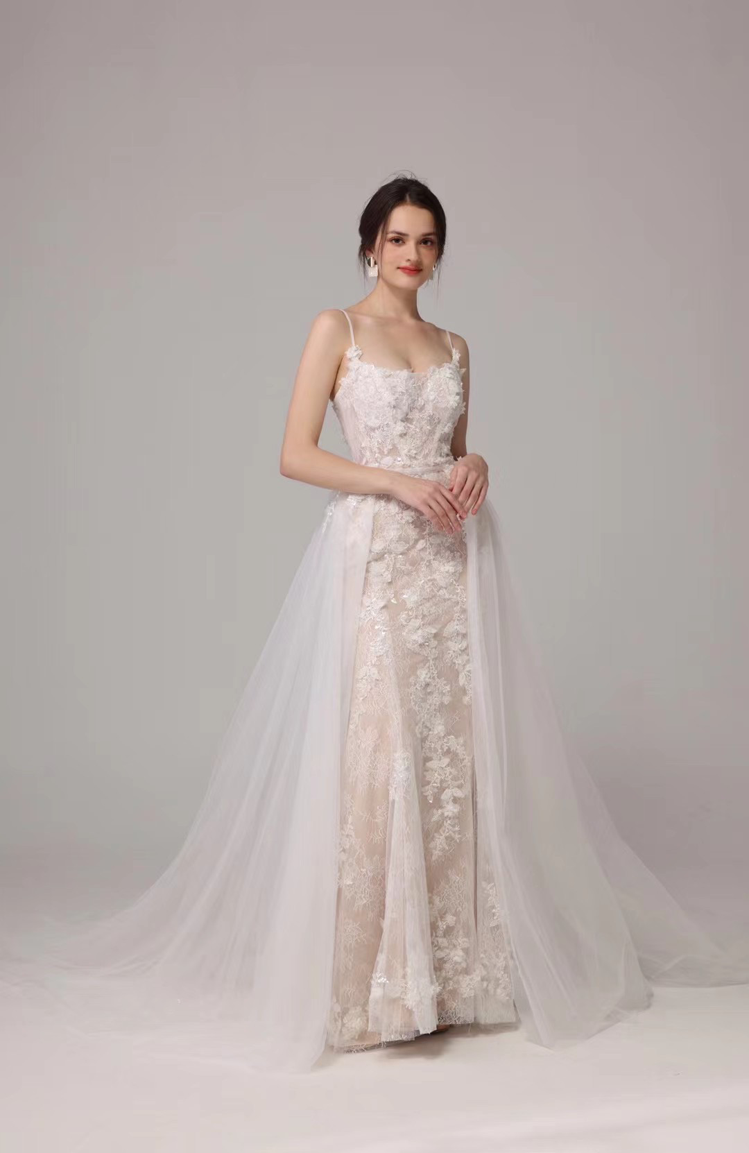 大人気上昇中！オーバースカート　エレガントなシルエット　肌色　ワンピース　オーダーサイズ可能　ファスナー　背中見せ二次会