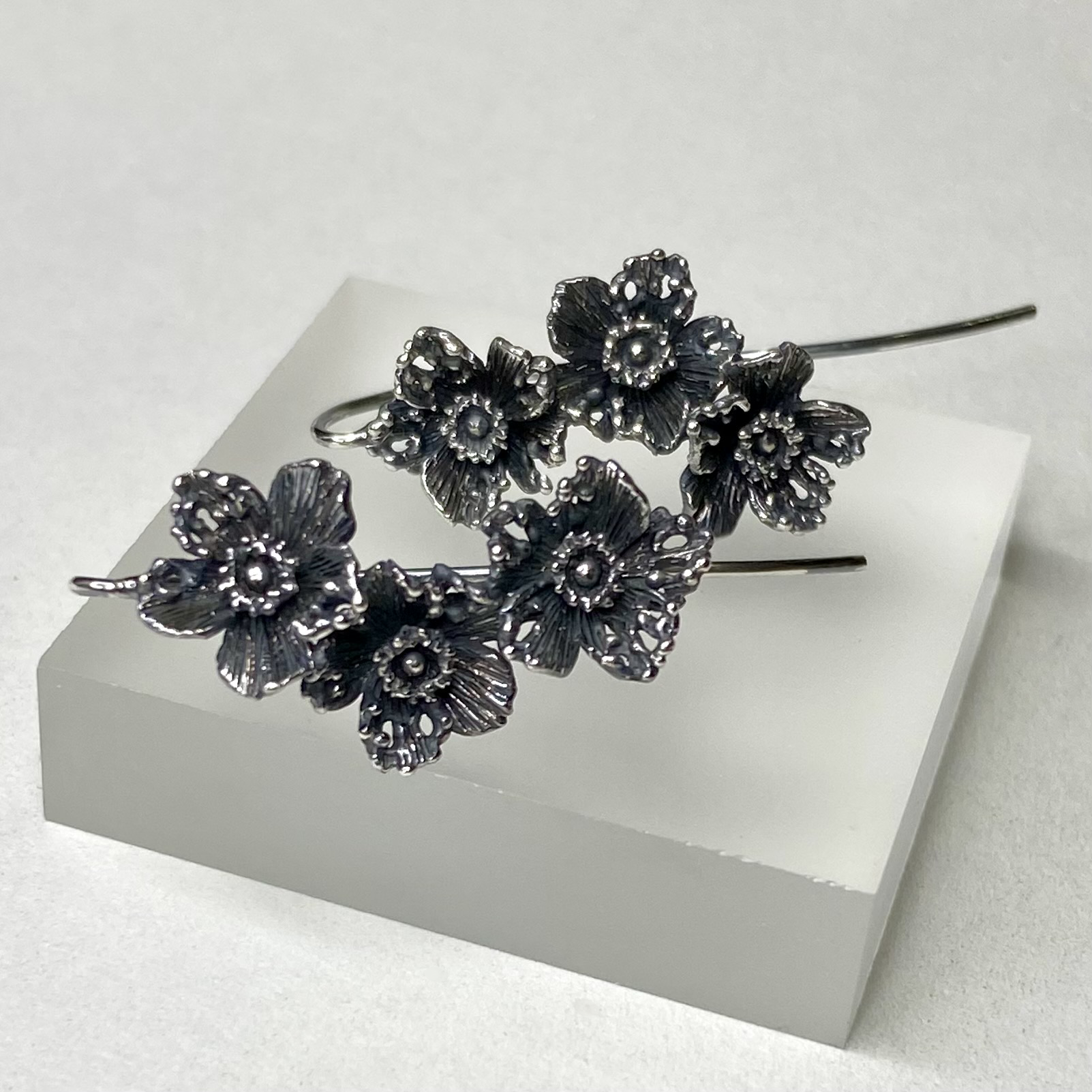 花のフックピアス　燻仕上げ