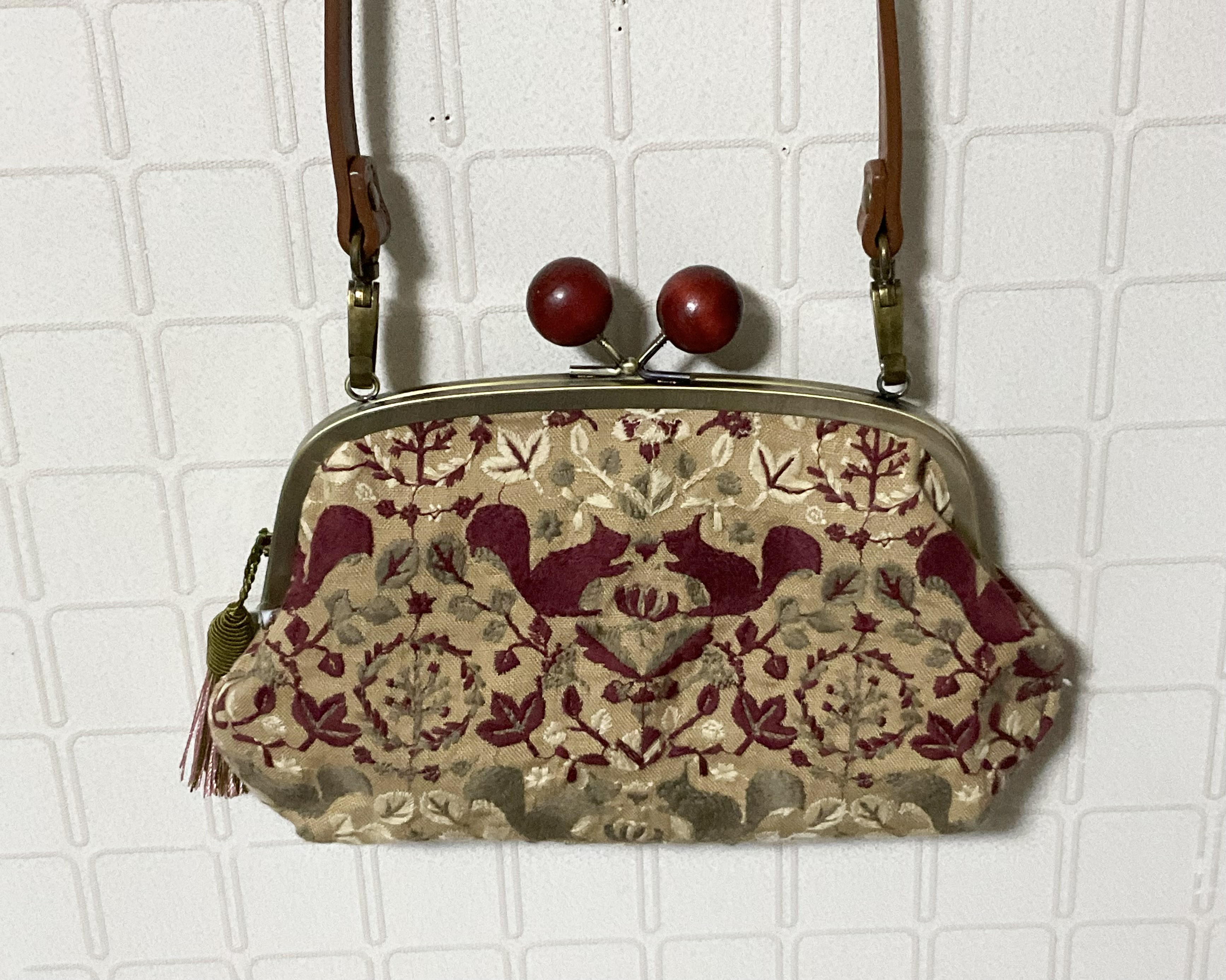 送料無料安心匿名便  点と線模様製作所　リスノモリ　大きな木玉親子がま口長財布バッグ