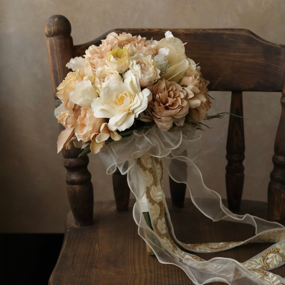 ローズ♪ラウンドブーケ 造花 ウェディングブーケ ブートニア付き 結婚式 前撮り 花嫁 ブライダルブーケ ブーケ PETALS 通販  19778815｜Creema(クリーマ) Xiao Hua ハンドメイドサテンローズブライダルブーケトスラウンドウェディングブーケスロートス造花束ダークパープル。