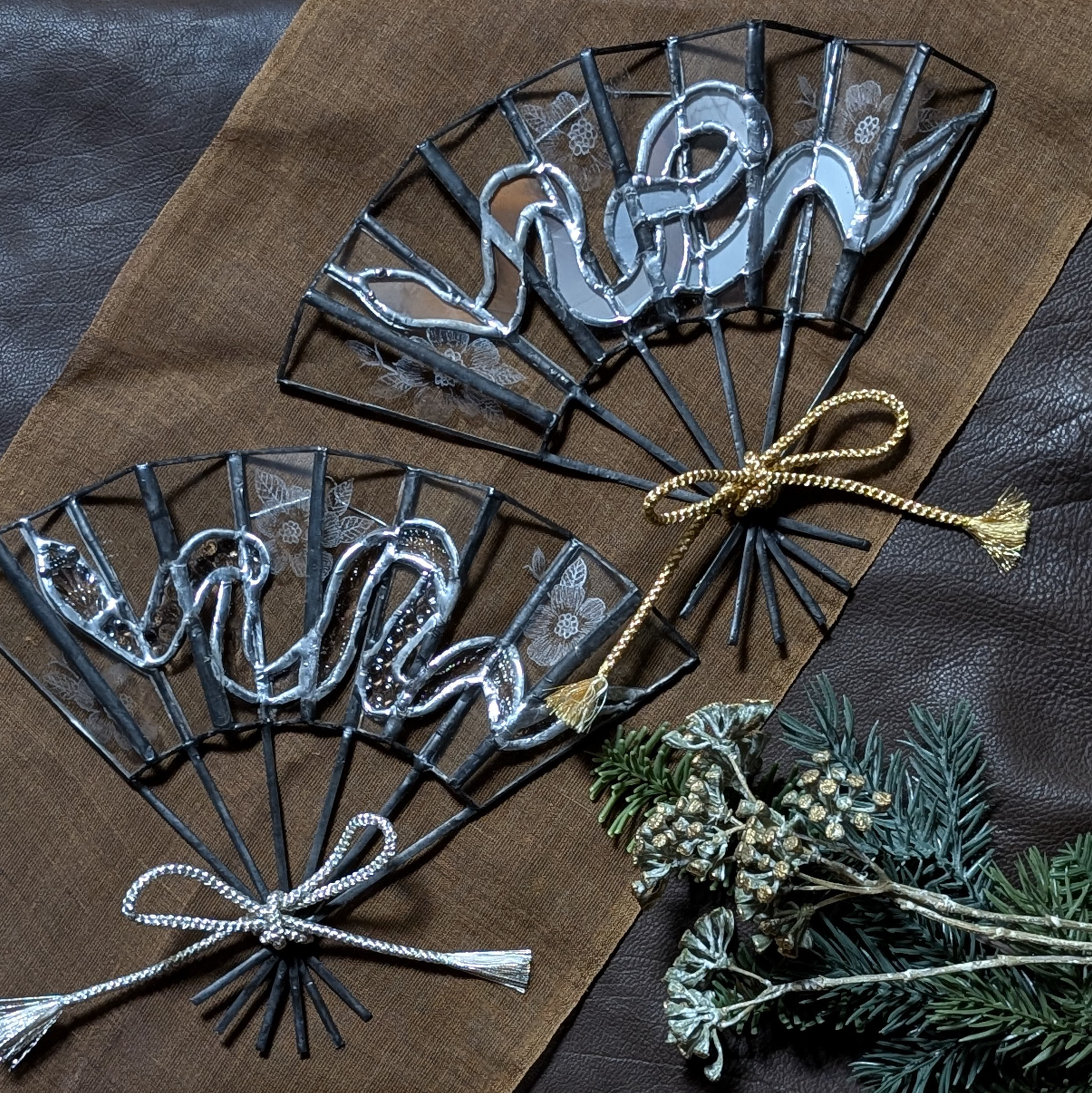 ステンドグラスの扇（巳年/蛇）①