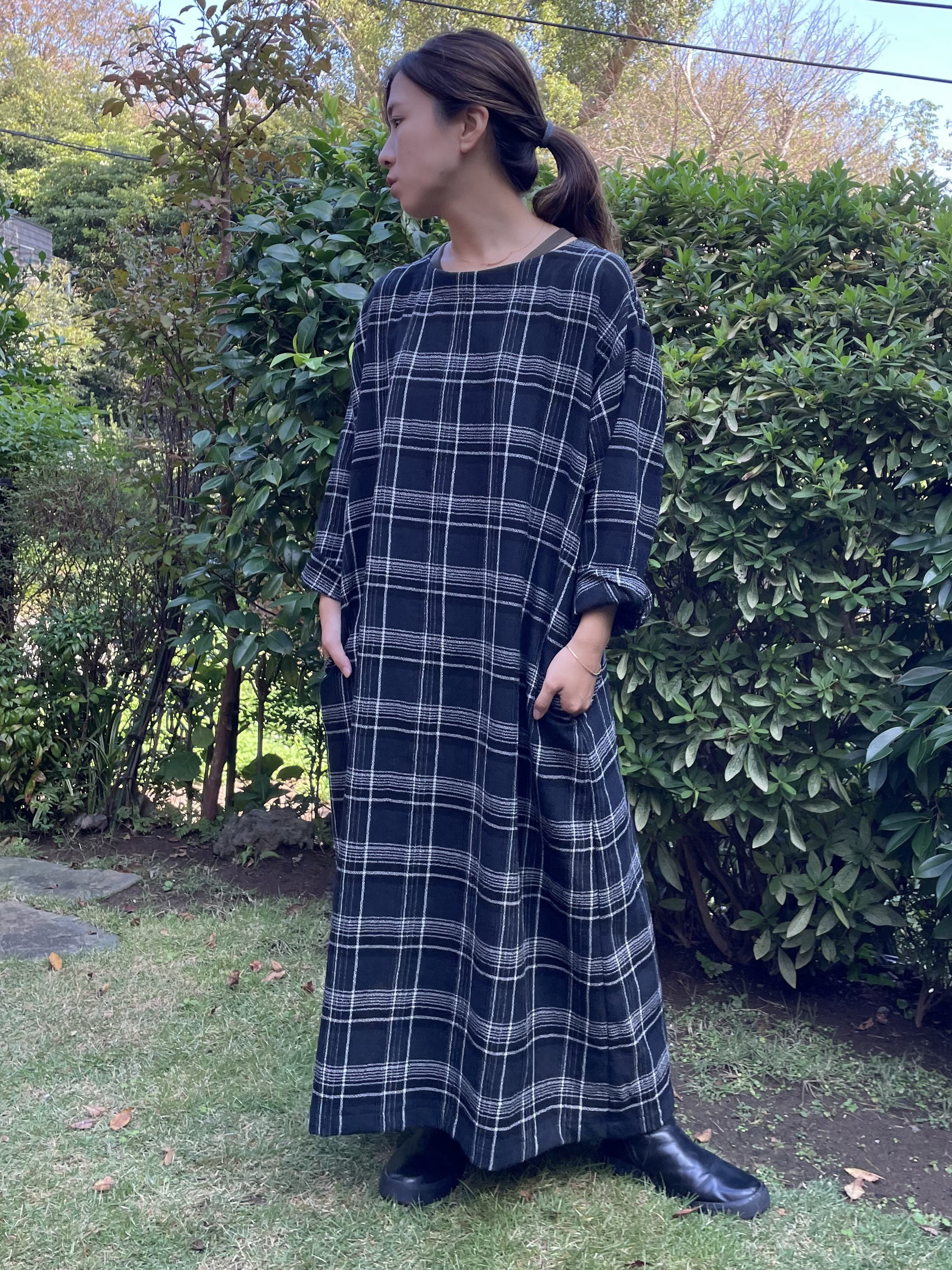 ウールのブラックチェックワンピース