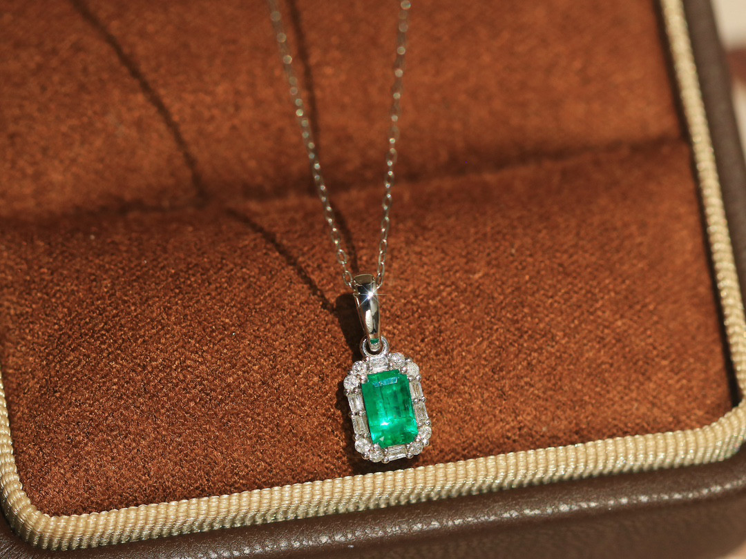 天然ダイヤモンド付きエメラルドペンダントトップk18