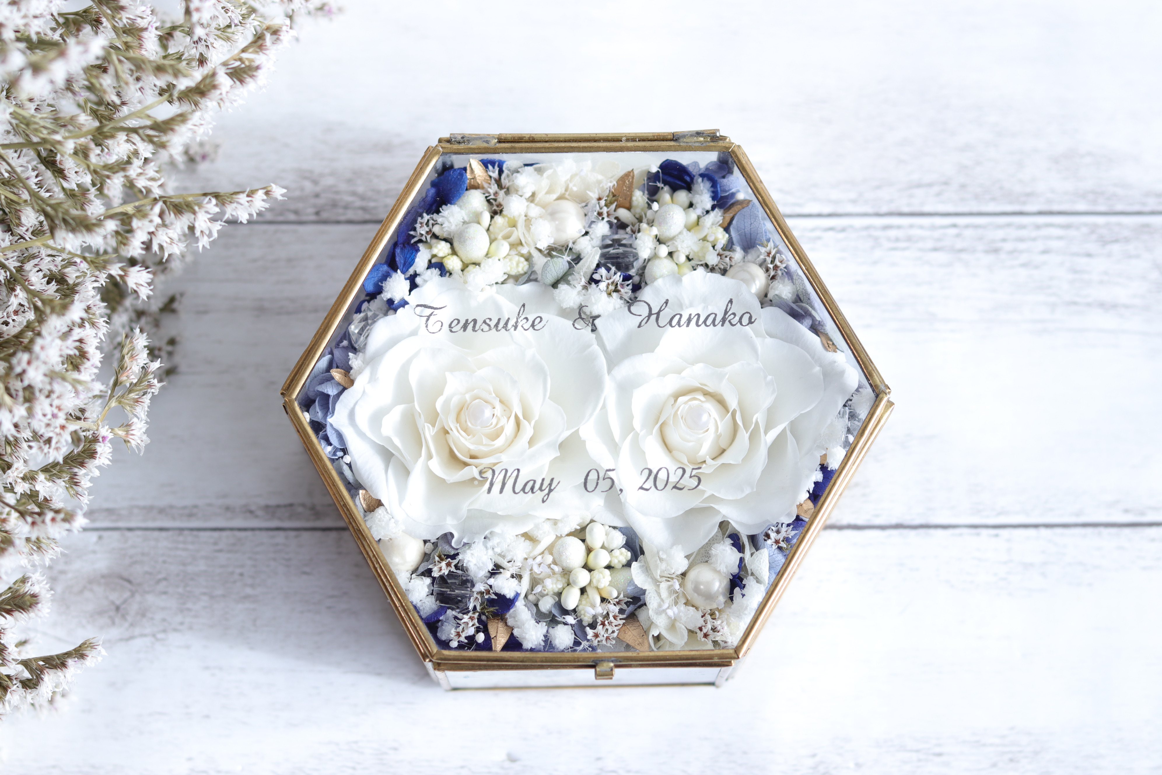 【名前/日付刻印付・受注製作】“ホワイト&ライムブルー”のジュエルアンティーク小箱＊Ｍサイズ＊プリザーブドフラワー