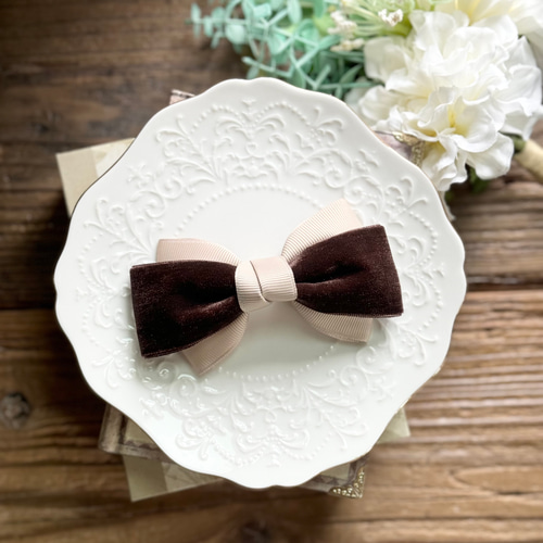 ブラウンのグログランのリボンのヘアアクセサリー