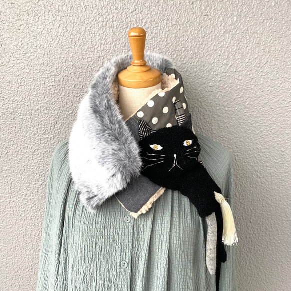 グレーの落ち着いたリアルファー付きのショールです ボロく 